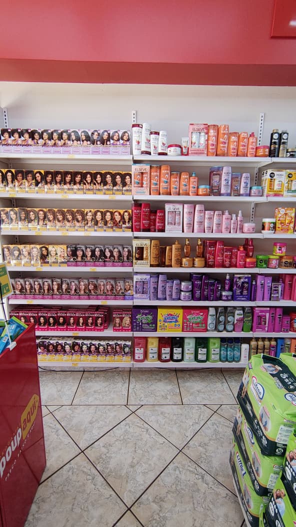 Prateleira com cosméticos, tinturas e produtos de beleza.