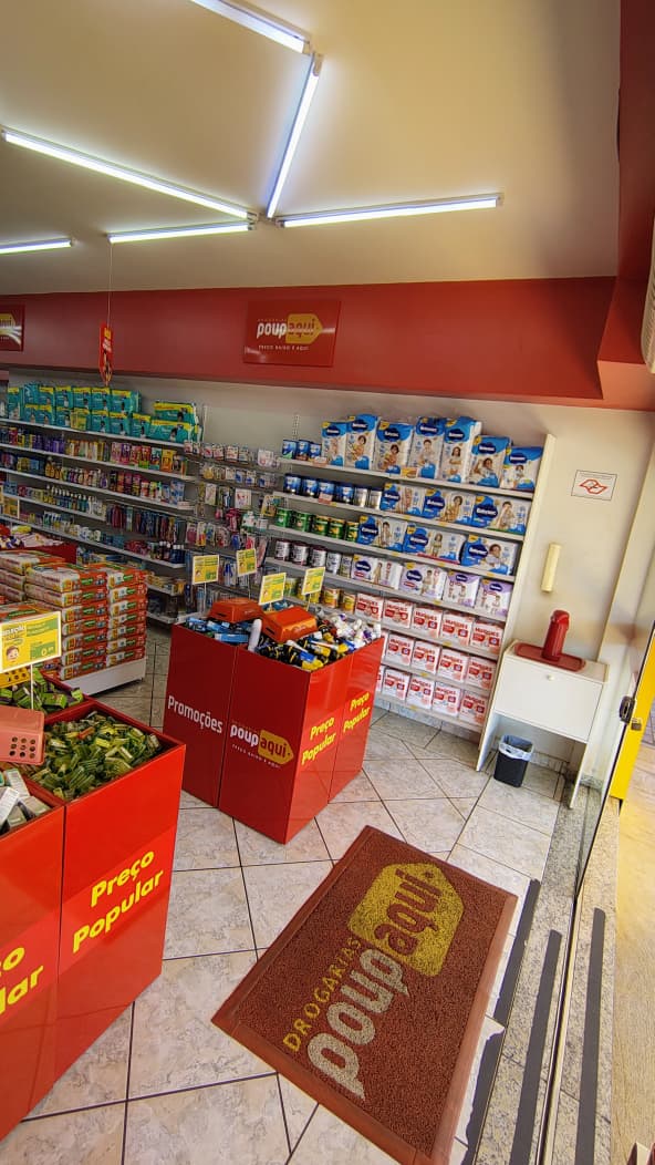 Entrada interna com produtos e tapete da marca.
