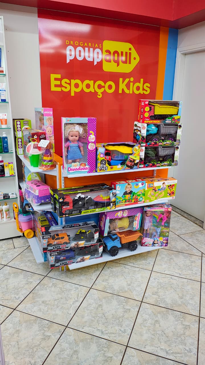 Espaço Kids da Drogaria Popaqui com brinquedos.