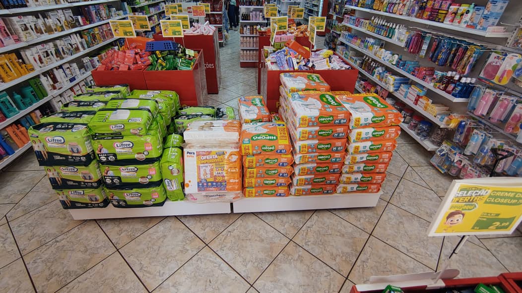 Setor com fraldas e produtos infantis em destaque.