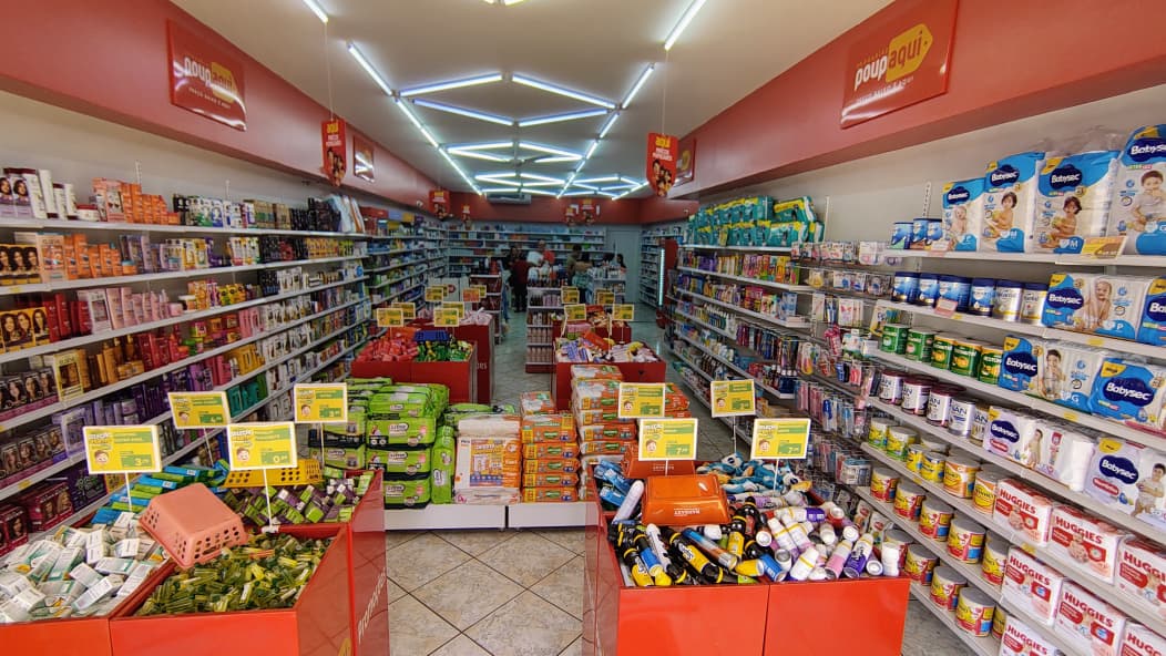 Corredor principal da loja com produtos organizados.