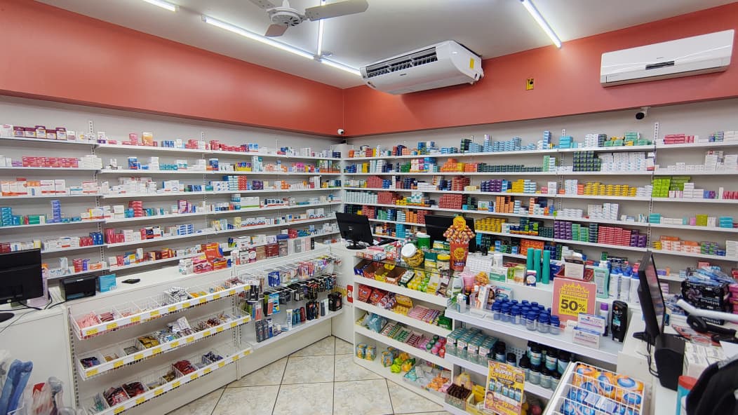 Prateleiras com medicamentos na Drogaria Popaqui.