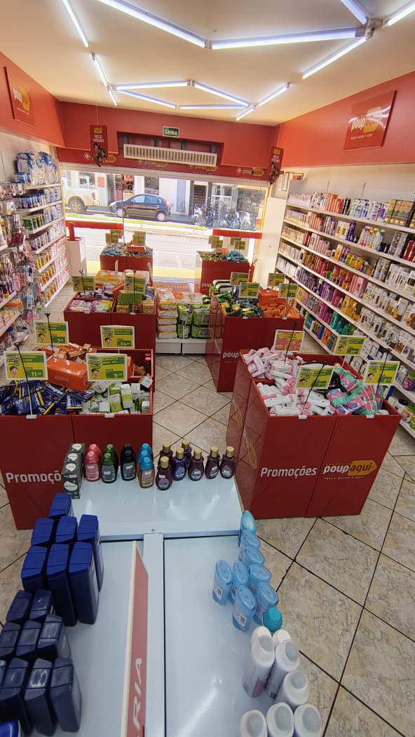 Gôndolas centrais da Drogaria Popaqui com ofertas.