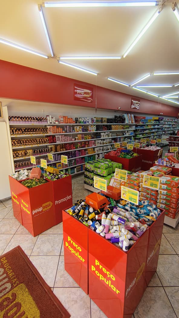 Área de promoções da Drogaria Popaqui.